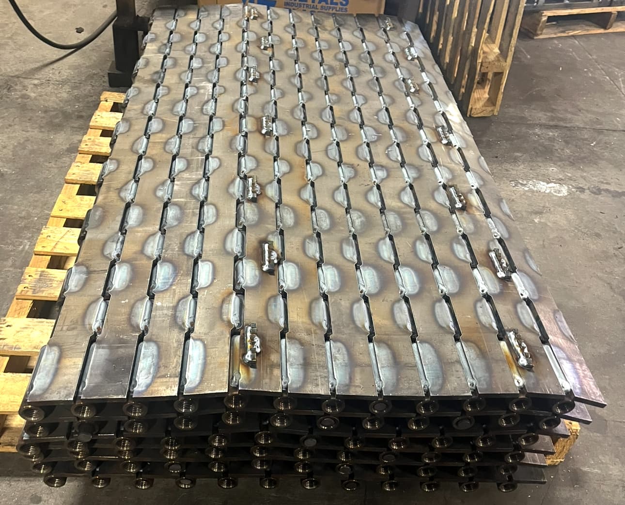 Conveyor chain on a pallet