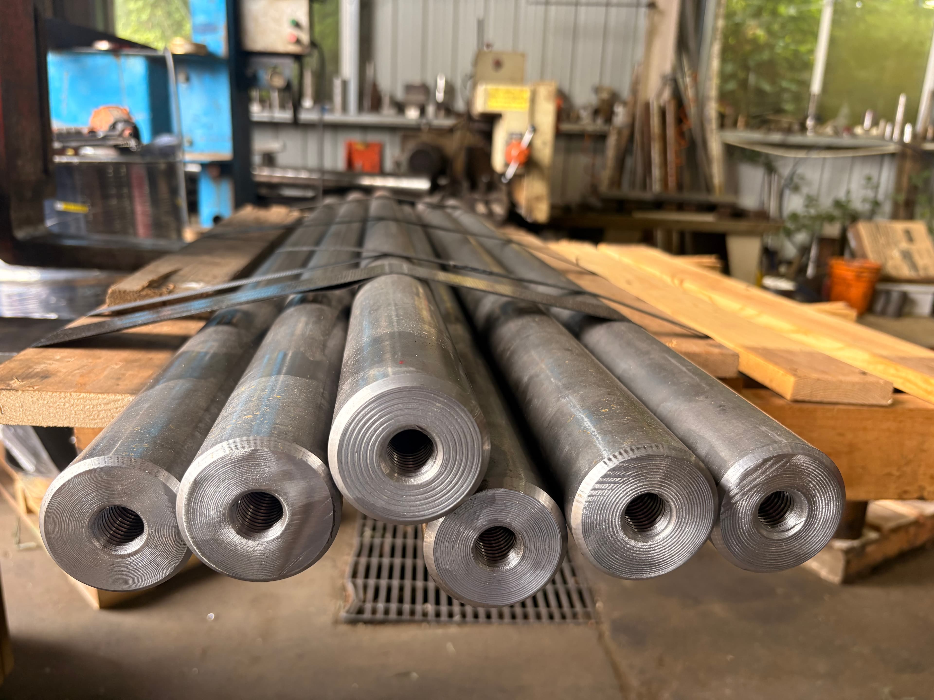 Threaded shafts on a pallet